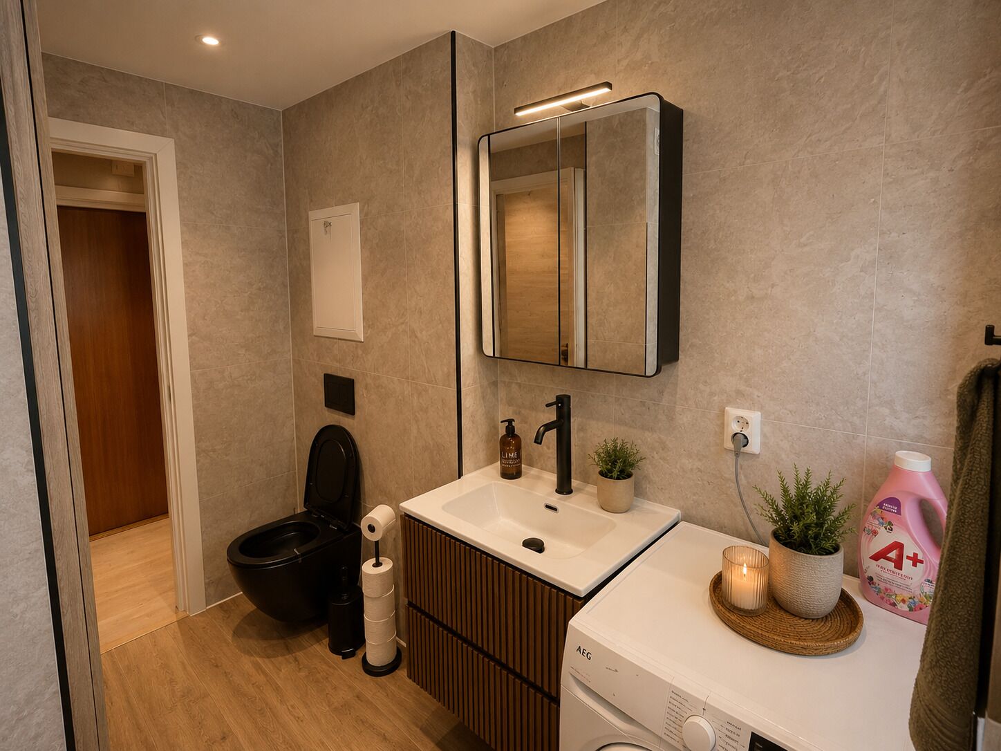Een douche, handdoeken, zeep, shampoo