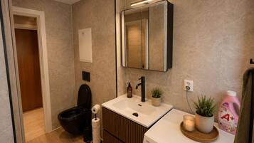 Een douche, handdoeken, zeep, shampoo