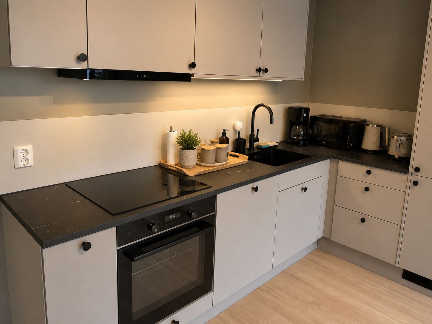 Coffee/tea maker, fridge, microwave, oven
