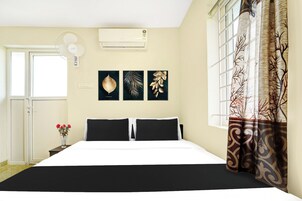 Escritorio, wifi gratis y ropa de cama
