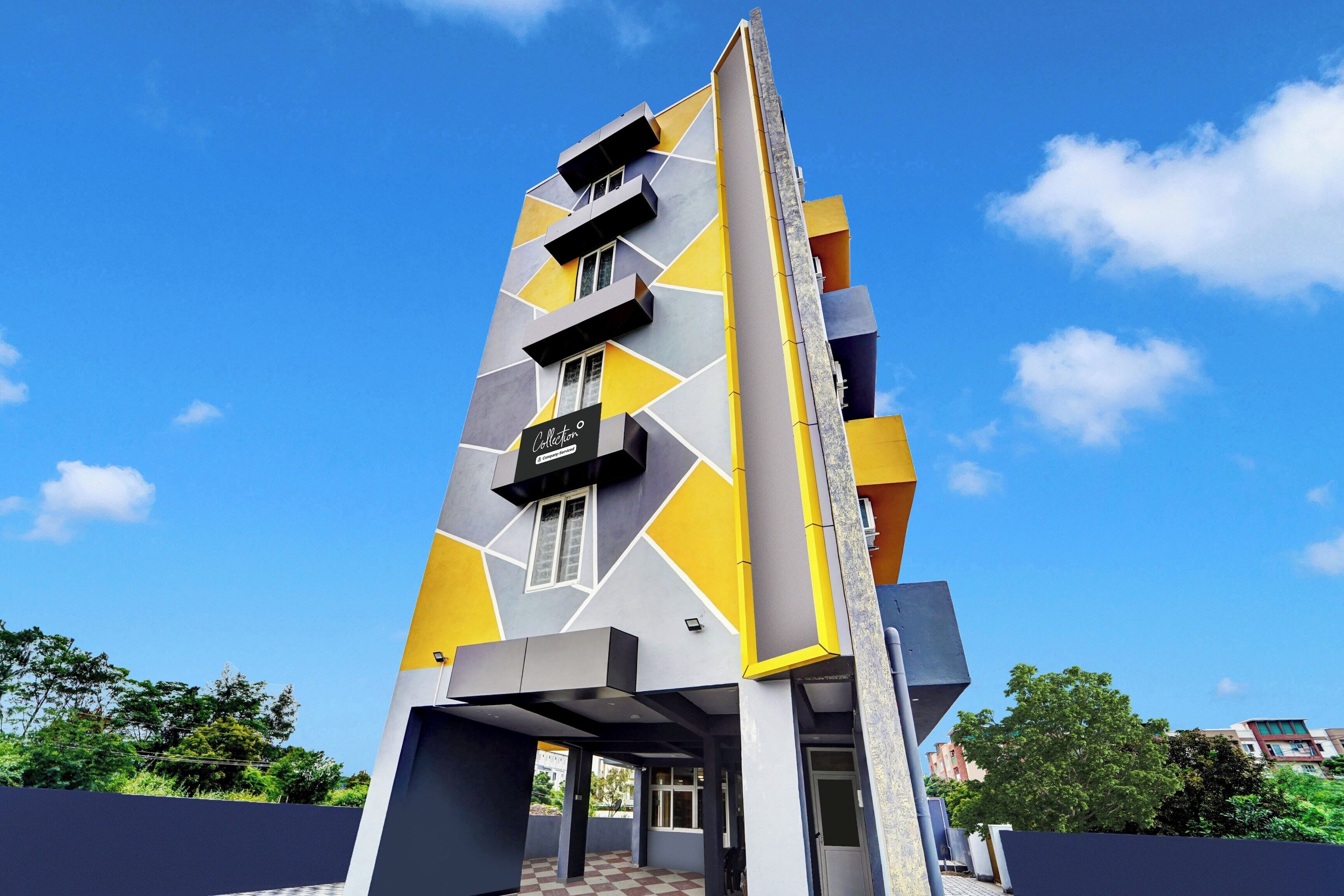 Un edificio moderno con fachada geométrica, entrada visible y cielo despejado.