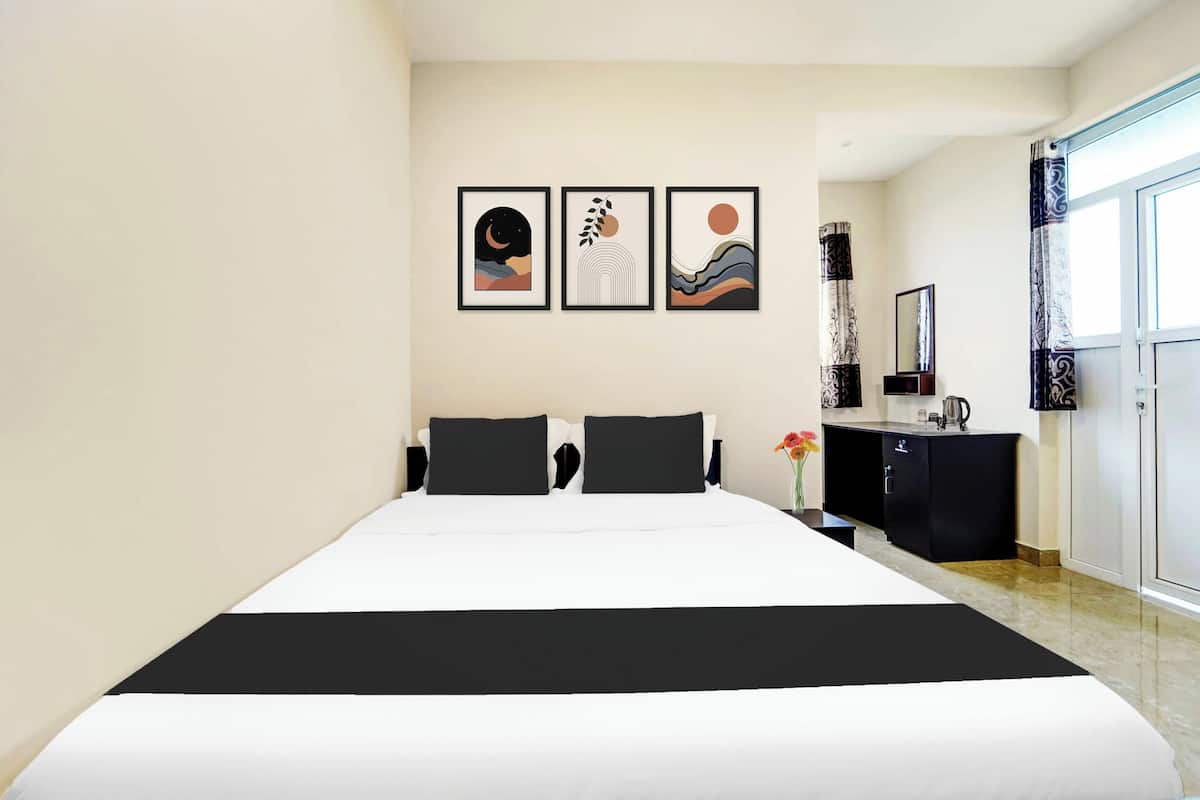 Deluxe Room | Desk, WiFi (free), bed sheets