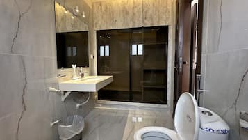 Appartement, vue sur la montagne | Salle de bain | Serviettes fournies