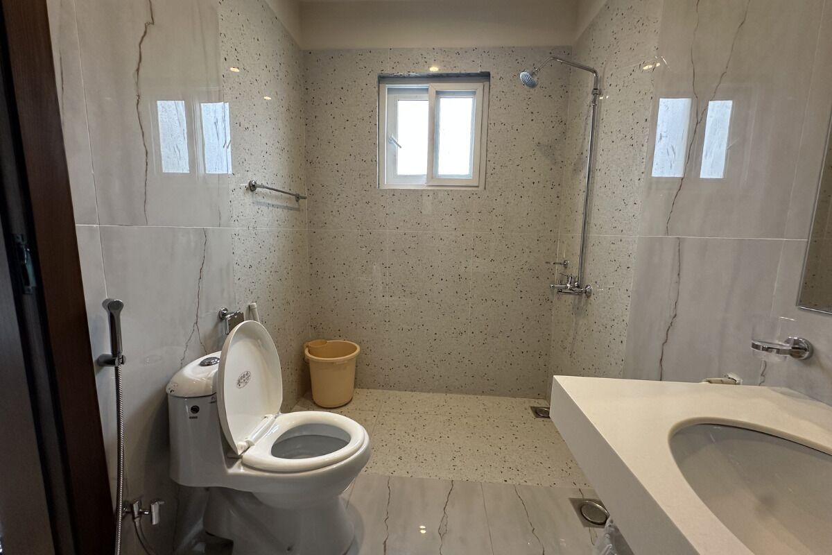 Une salle de bain équipée de toilettes, d’une douche et d’une baignoire.