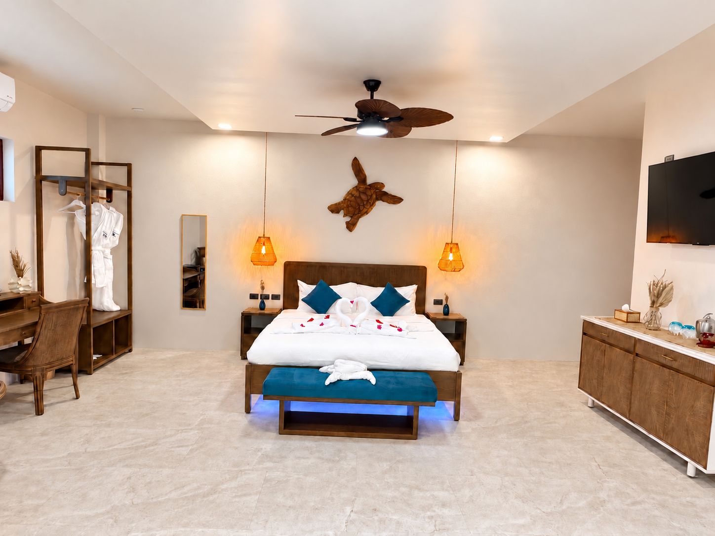 Camera da letto moderna con un letto, comodini, un armadio, una ventola a soffitto e una TV a parete.