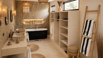 Bañera profunda, artículos de tocador gratuitos, secador de pelo, batas