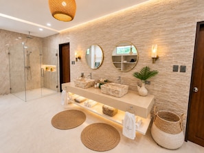 Villa Deluxe, vistas a la playa | Baño | Bañera profunda y artículos de higiene personal gratuitos