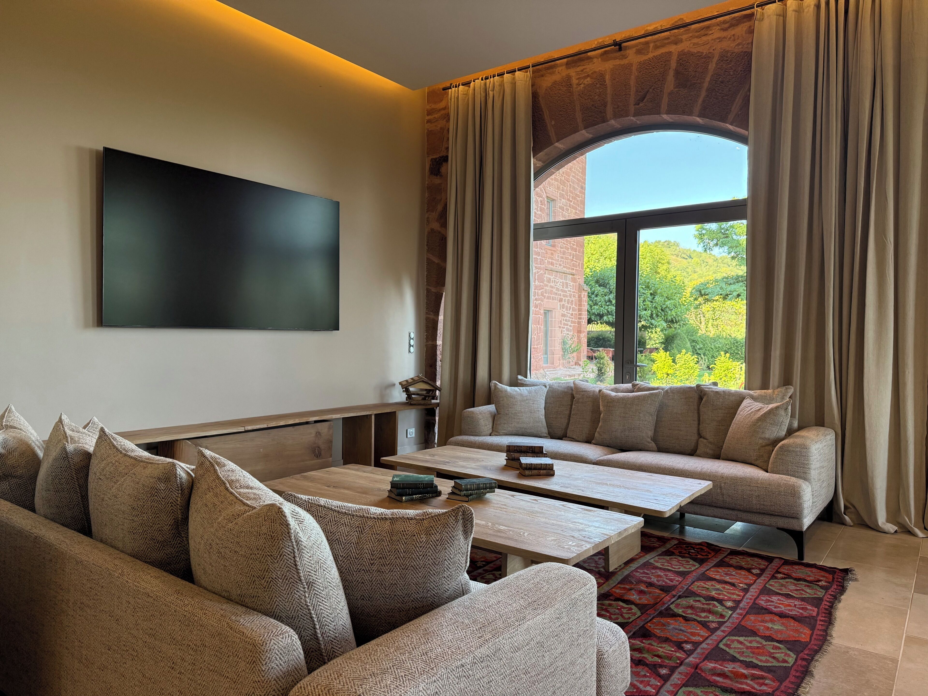 Luxury-Villa, Talblick | Wohnbereich | 80-cm-Smart-TV mit Satellitenempfang