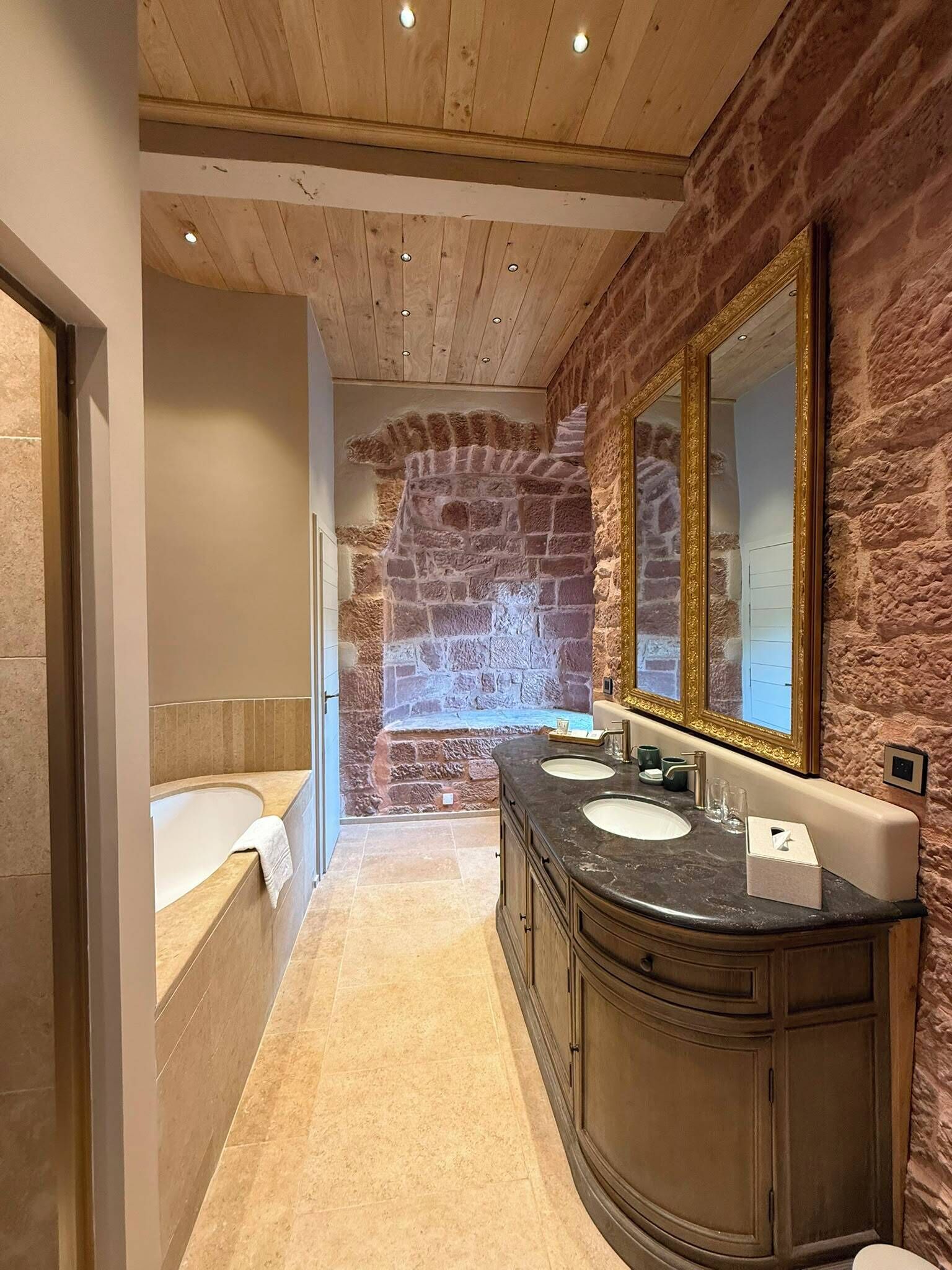 Family Suite, Garden View | Bathroom | Hair dryer, towels, soap, shampoo