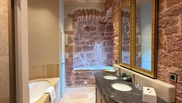 Family Suite, Garden View | Bathroom | Hair dryer, towels, soap, shampoo
