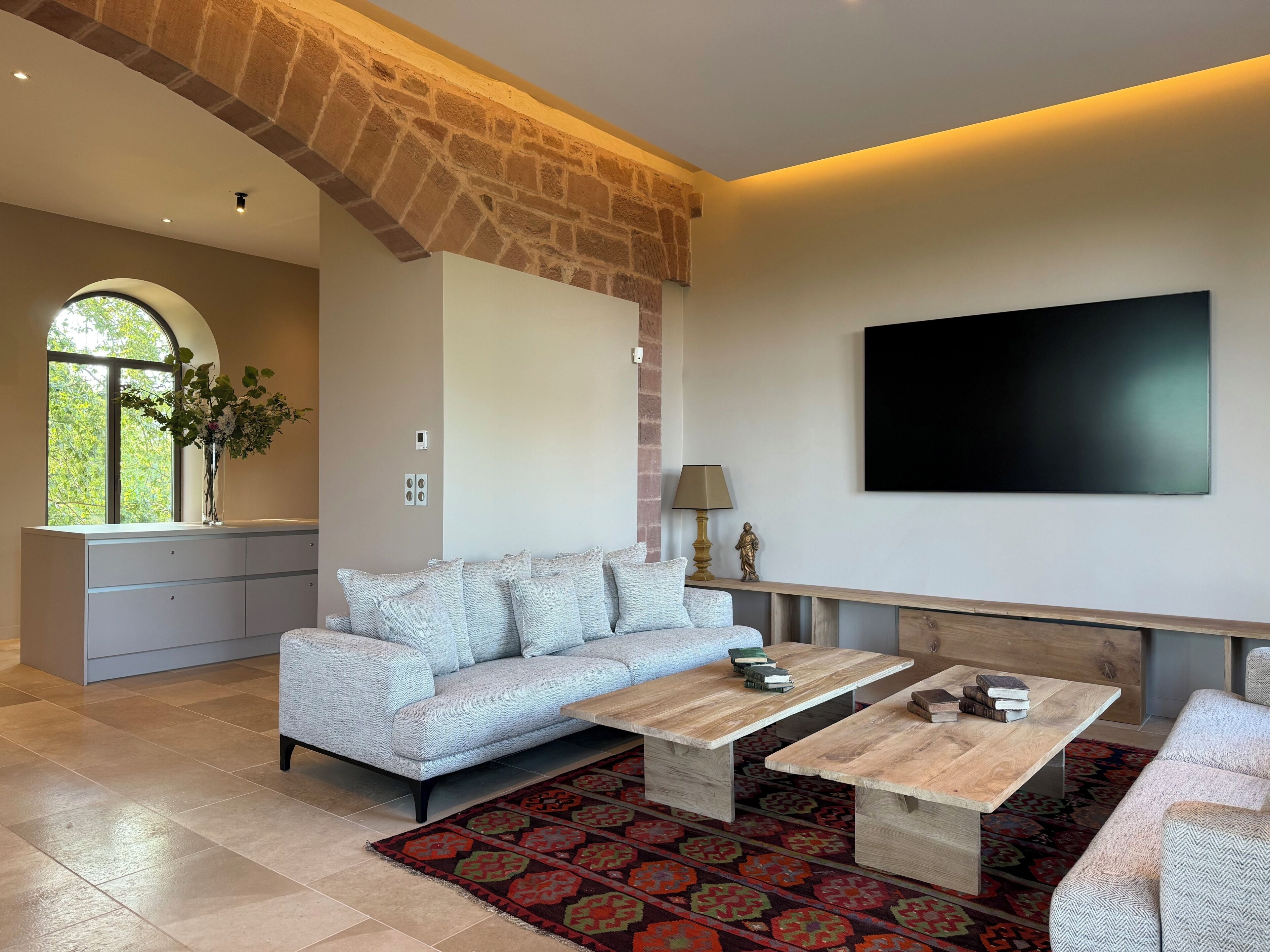 Villa de lujo, vista al valle | Área de sala de estar | Smart TV de 80 cm con canales vía satélite 