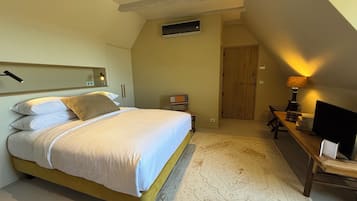 Suite, Valley View | Minibar (some free items), in-room safe, WiFi (free)