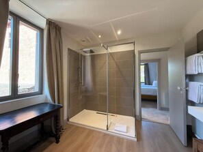 Luxe villa, uitzicht op vallei | Badkamer | Een haardroger, handdoeken, zeep, shampoo