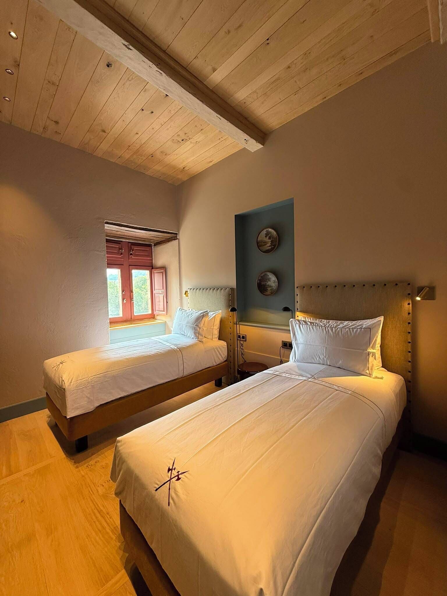 Suite Keluarga, pemandangan kebun | Isi minibar gratis, brankas, dan Wi-Fi gratis