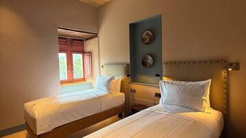 Suite Keluarga, pemandangan kebun | Isi minibar gratis, brankas, dan Wi-Fi gratis