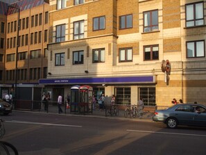 Ein mehrstöckiges Gebäude mit einem Schild für 'Angel Station', das einen Verkehrsknotenpunkt kennzeichnet.