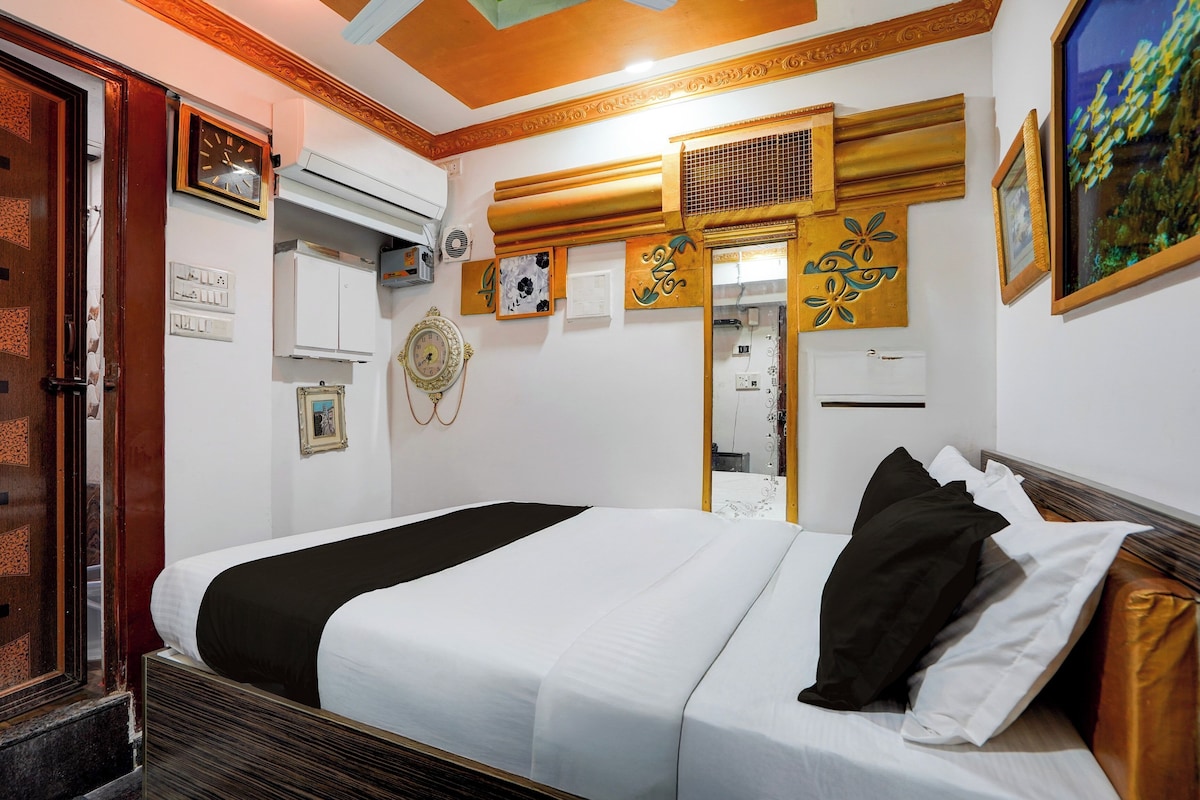 Desk, WiFi (free), bed sheets