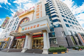 A hotel with a prominent entrance, large windows, and a modern facade. - Vienna Hotel Shanghai Yangpu Wujiaochang (Shanghai)