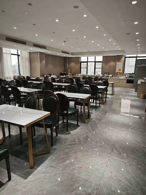 A conference room with multiple tables and chairs, a kitchen area, and large windows. - Vienna Hotel Shanghai Yangpu Wujiaochang (Shanghai)