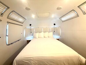 Room - Cozy Airstream Perfect for a Romantic Weekend of Stargazing in East Zion, Utah (Orderville)