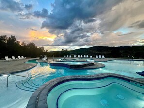 Pool - Cozy Airstream Perfect for a Romantic Weekend of Stargazing in East Zion, Utah (Orderville)