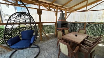 Luxury Apartment | Outdoor dining