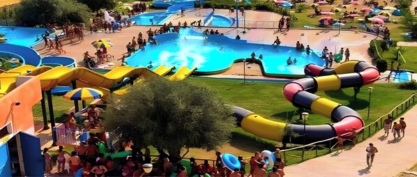 Ein Wasserpark mit mehreren Rutschen und Pools.
