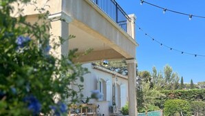 A two-story building with a balcony, a pool, and a well-maintained lawn. - 4-Bedroom Villa with Private Pool near the Sea, Wi-Fi, and Air Conditioning (Saint-Raphaël)