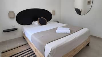 4 bedrooms, iron/ironing board, WiFi, bed sheets