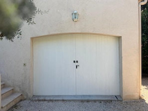 Exterior detail - Villa '4 Bedrooms  Pool Near Sea' with Private Pool, Wi-Fi and Air Conditioning (Saint-Raphaël)