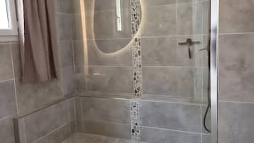 Chuveiro, secador de cabelo, toalhas de banho
