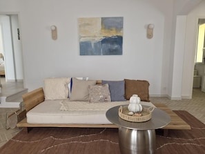 TV, fireplace - Villa '4 Bedrooms  Pool Near Sea' with Private Pool, Wi-Fi and Air Conditioning (Saint-Raphaël)