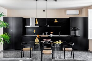 Condo de lujo, 1 cama matrimonial y sofá cama, se aceptan mascotas | Cocina privada | Refrigerador con congelador, parrilla de estufa y lavavajillas 