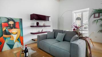 Luxury Condo, 1 Double Bed with Sofa bed, Pets Allowed | Living area