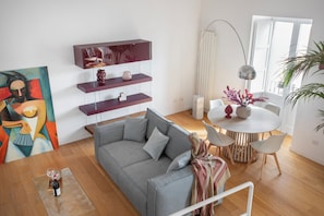 Luxury Condo, 1 Double Bed with Sofa bed, Pets allowed | Living area