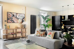 Luxury Condo, 1 Double Bed with Sofa bed, Pets allowed | Living area