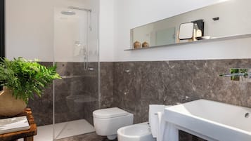 Luxury Condo, 1 Double Bed with Sofa bed, Pets Allowed | Bathroom | Free toiletries, hair dryer, towels, soap