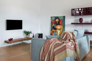 Luxury Condo, 1 Double Bed with Sofa bed, Pets allowed | Living area