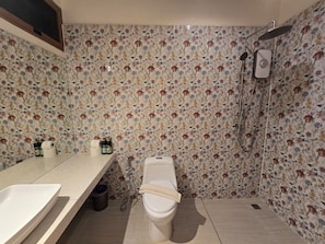A bathroom with a toilet, a sink, and a shower. - The Last Paradise (Ko Lanta)