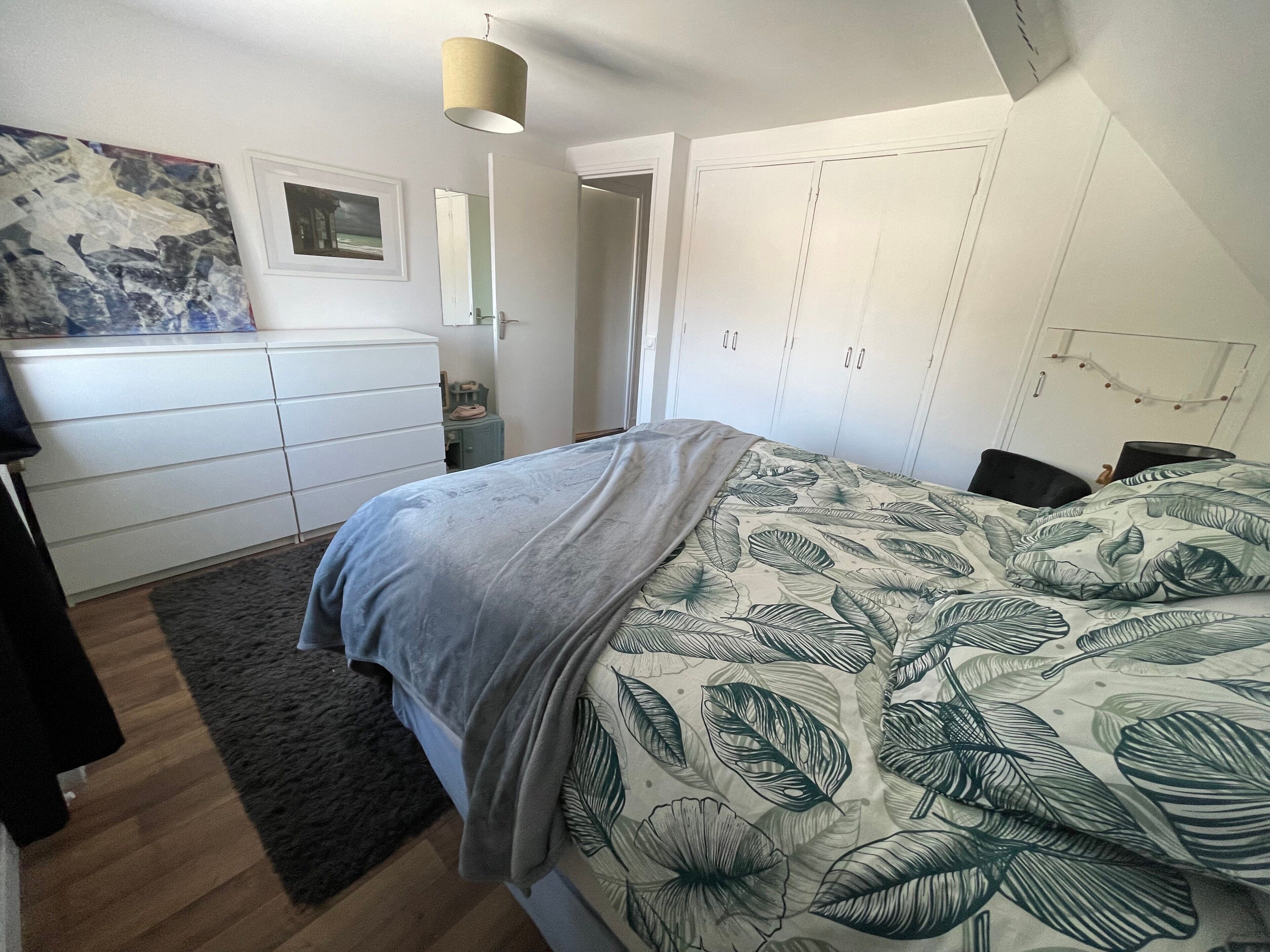 3 slaapkamers, een strijkplank/strijkijzer, wifi, beddengoed