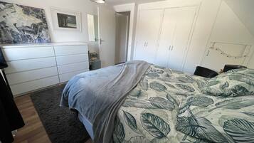 3 slaapkamers, een strijkplank/strijkijzer, wifi, beddengoed