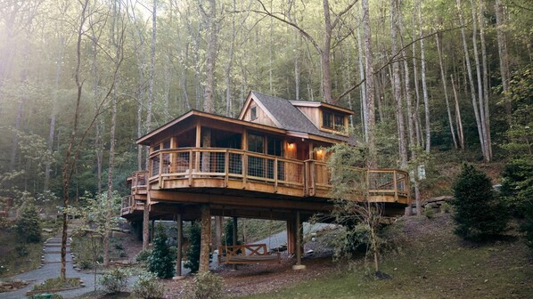 Unclassified image, 1 of 25, button - Stunning Wooden Tree House with Fire Pit in Gatlinburg, Tennessee (Gatlinburg)