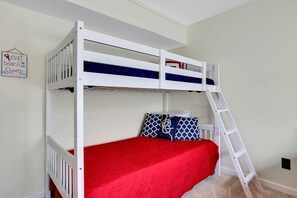 2 chambres, fer et planche à repasser, lit de bébé portatif