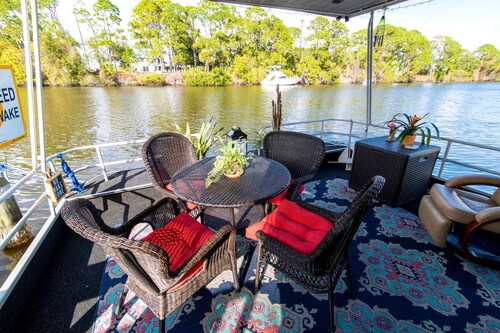 Picturesque Houseboat with Private Porch and Modern Interior in Florida