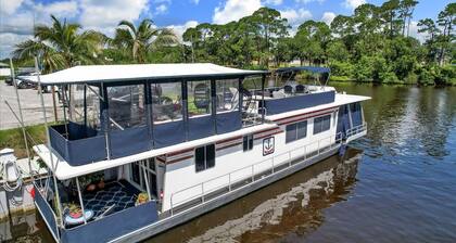 Picturesque Houseboat with Private Porch and Modern Interior in Florida