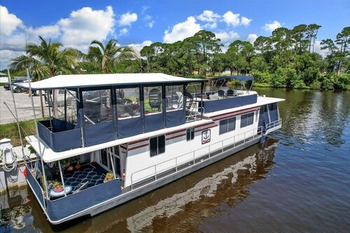 Picturesque Houseboat with Private Porch and Modern Interior in Florida