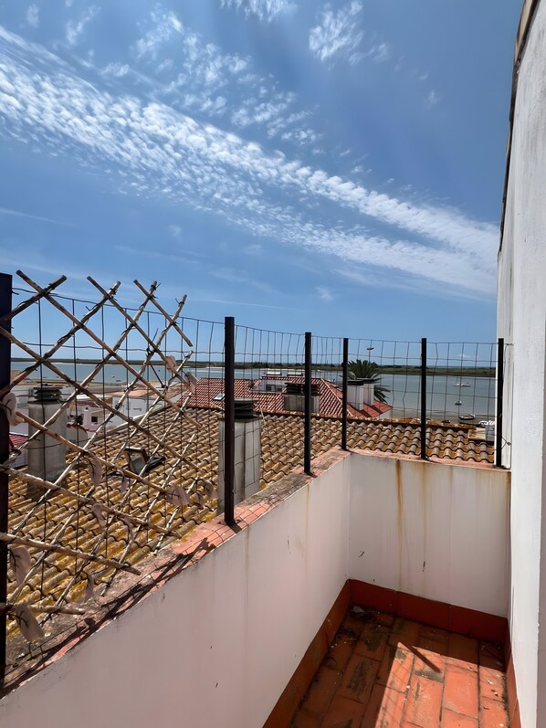 Property grounds - Casa El Faro 20m from the beach with sea views, private terrace and balcony (El Rompido)
