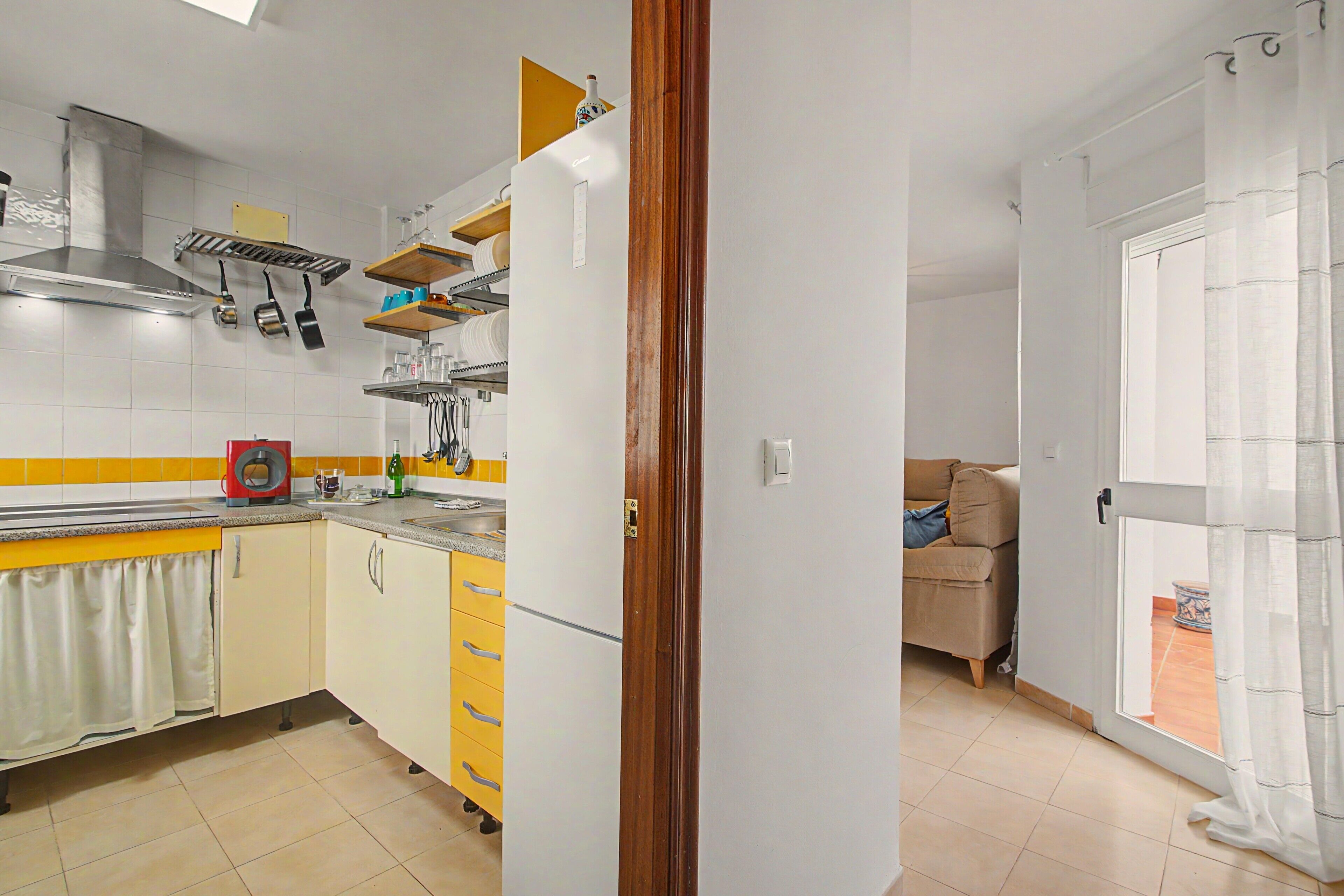 Coffee/tea maker, fridge, microwave, stovetop