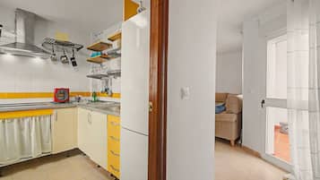 Coffee/tea maker, fridge, microwave, stovetop