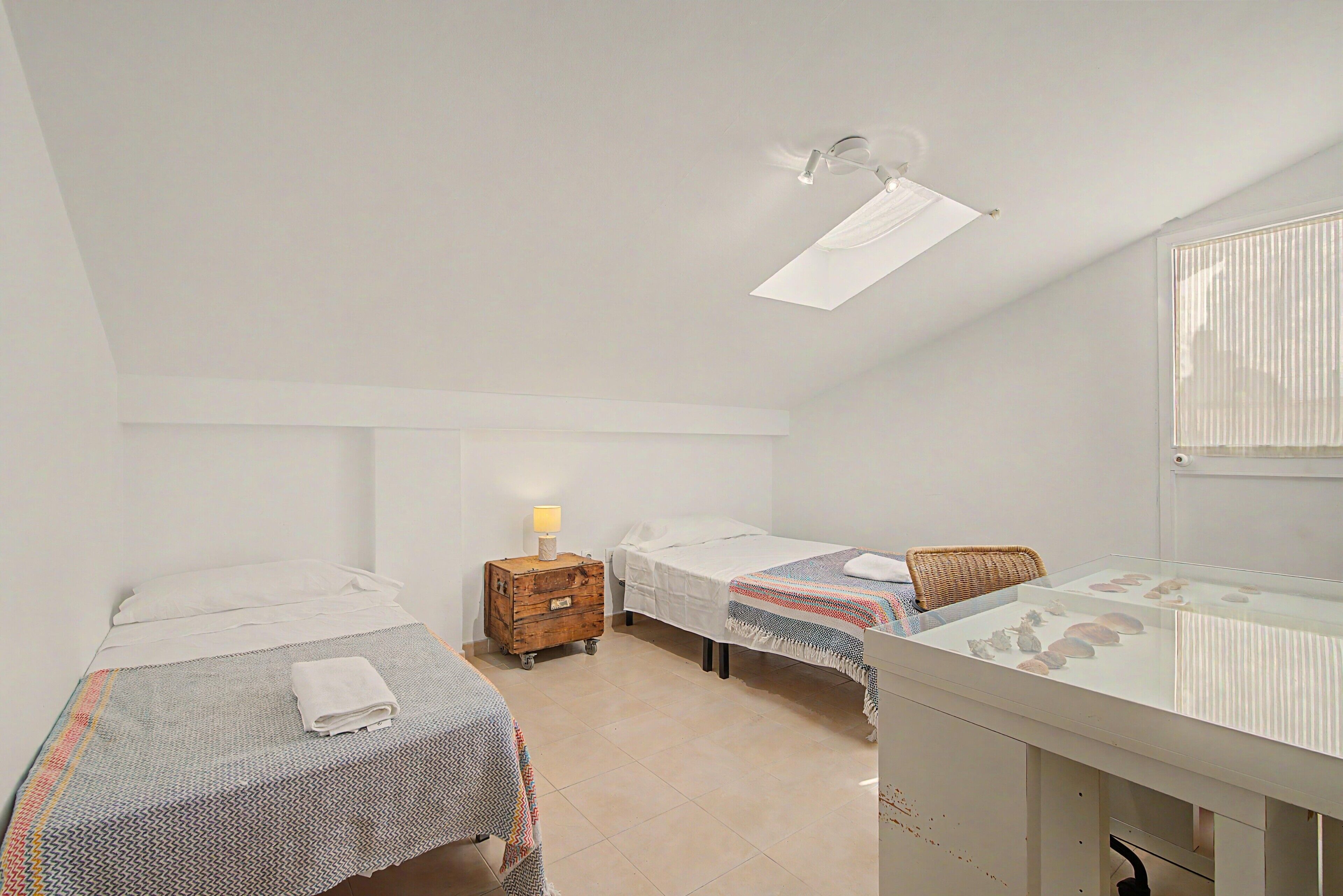 4 bedrooms, bed sheets